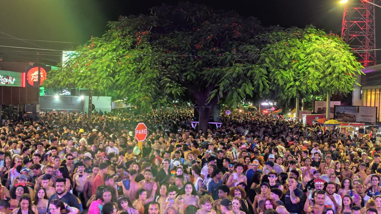 Foto 13 de 17 — Foi pra Bento? Veja como ficou a avenida no Carnaval 2026 em Araraquara